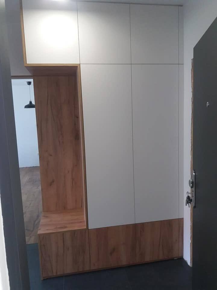 Weißer Vorzimmerschrank mit Eichennische und Bank