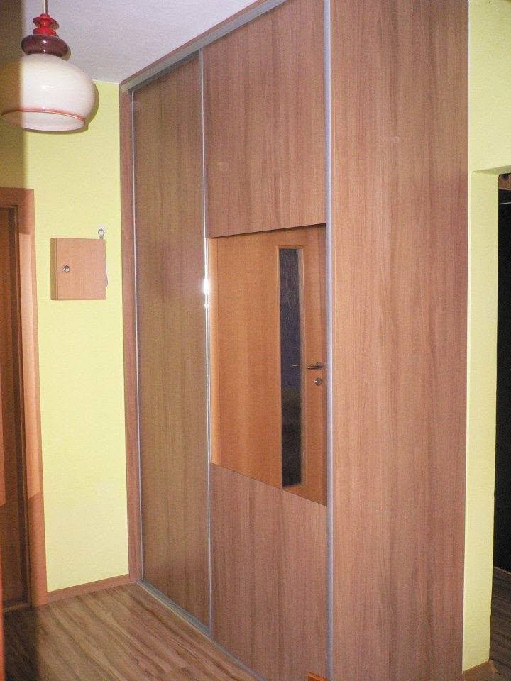 Vorzimmerschrank im Kirschbaumdekor mit Schiebetüren und Spiegel