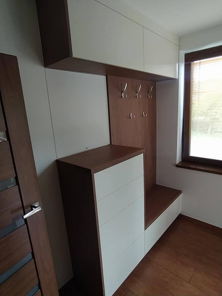 Vorzimmer mit weißer Kommode, Nusspaneel mit Haken und Fenster