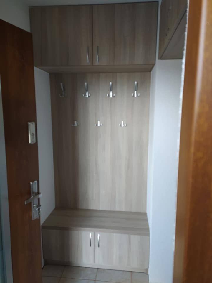 Vorzimmergarnitur vom Boden bis zur Decke mit Oberkästen und Sitzbank mit Laden.