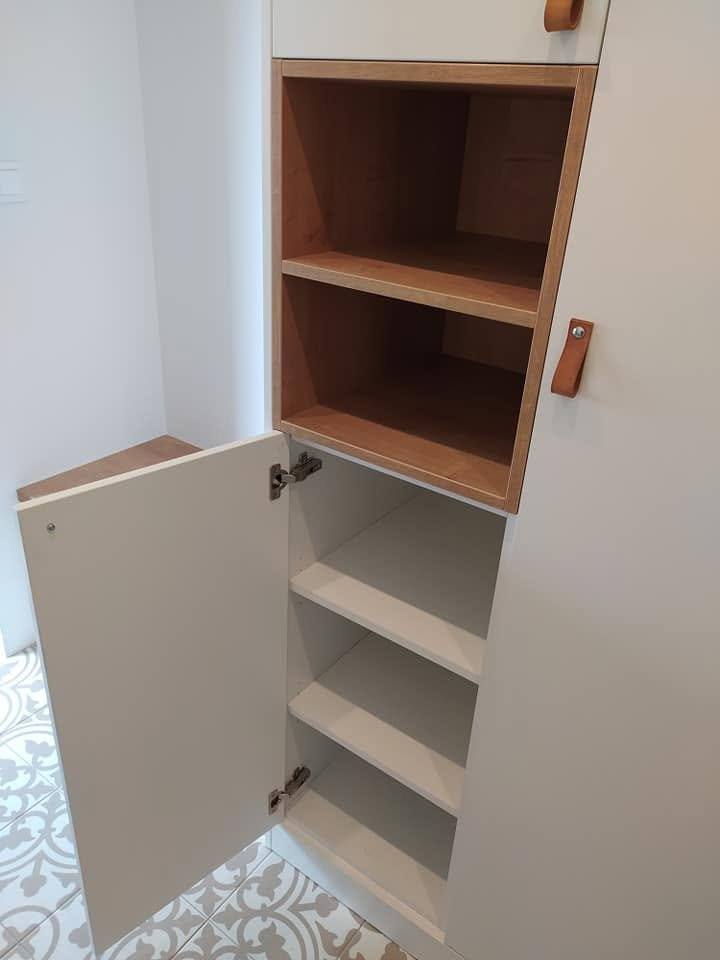 Schräge Schuhböden unter der offenen Nische in Nuss