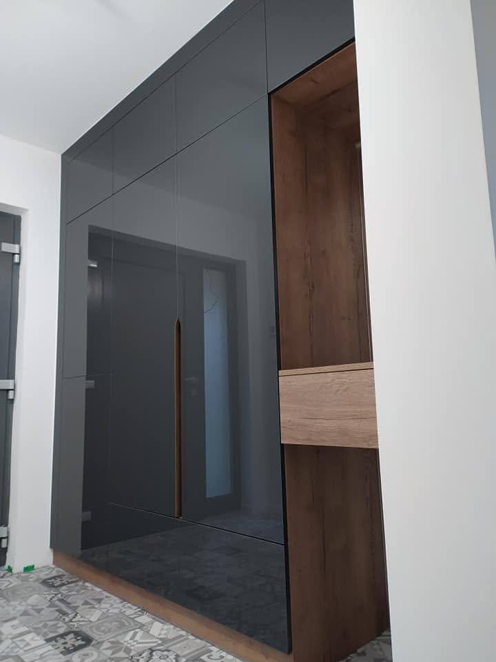 Kastenwand von der Seite mit Lichtspiegelung in den Glanzfronten