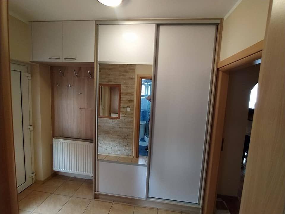 Cremefarbener Schiebetürenkasten mit Spiegeltür und Seitenteil in Eichendekor.
