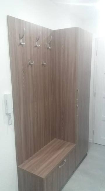 Vorzimmerwand mit Garderobenhaken und Sitzbank in grauer Eichenoptik