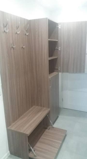 Garderobenwand mit Sitzbank und seitlichen Borden im Vorzimmer