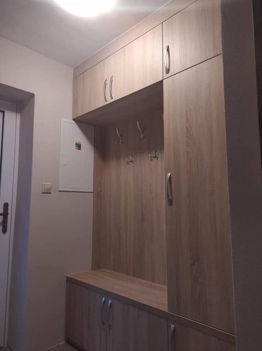 Vorzimmer in Eichendekor mit Nische, Sitzbank und Kästen bis zur Decke