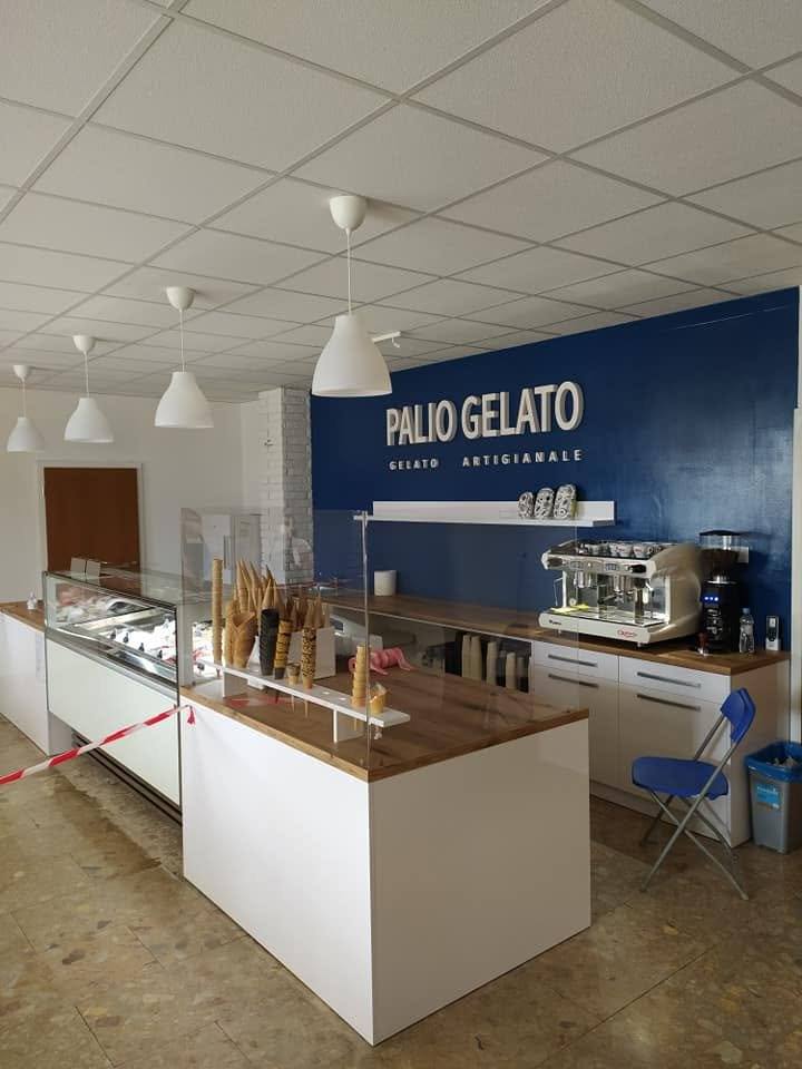 Fertig eingerichtete Gelateria mit weißen Theken und Eichenplatten