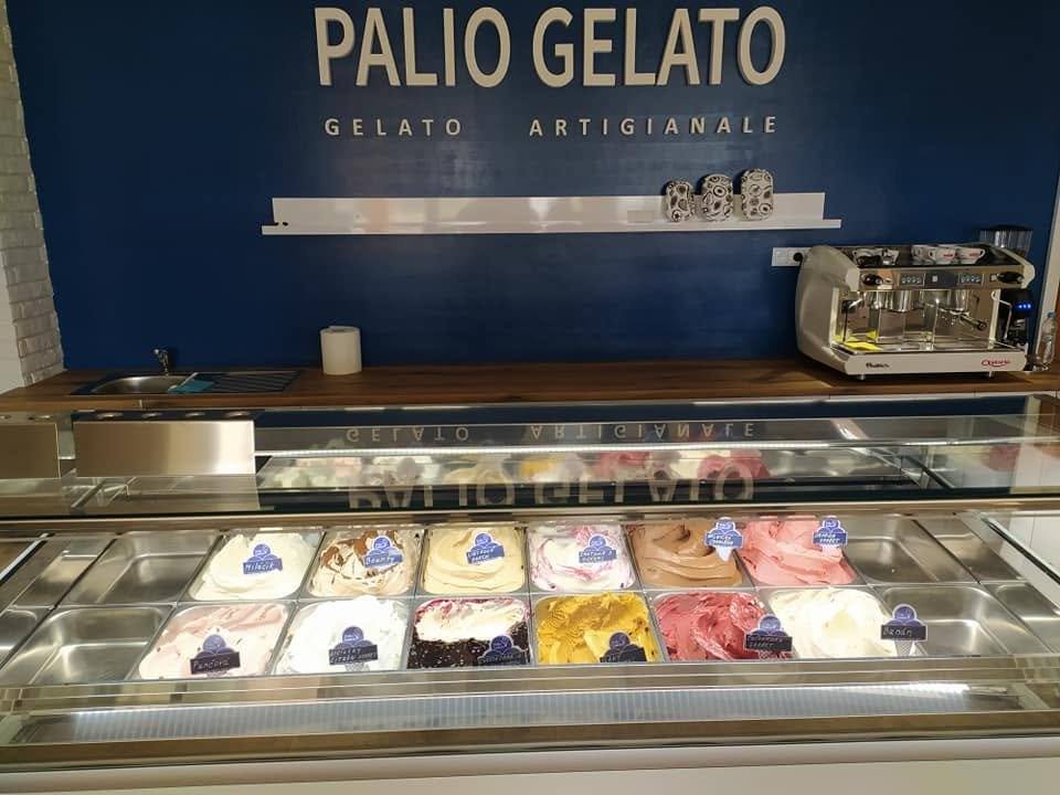 Kühlvitrine voller Eis neben dem Regal für die Kaffeemaschine