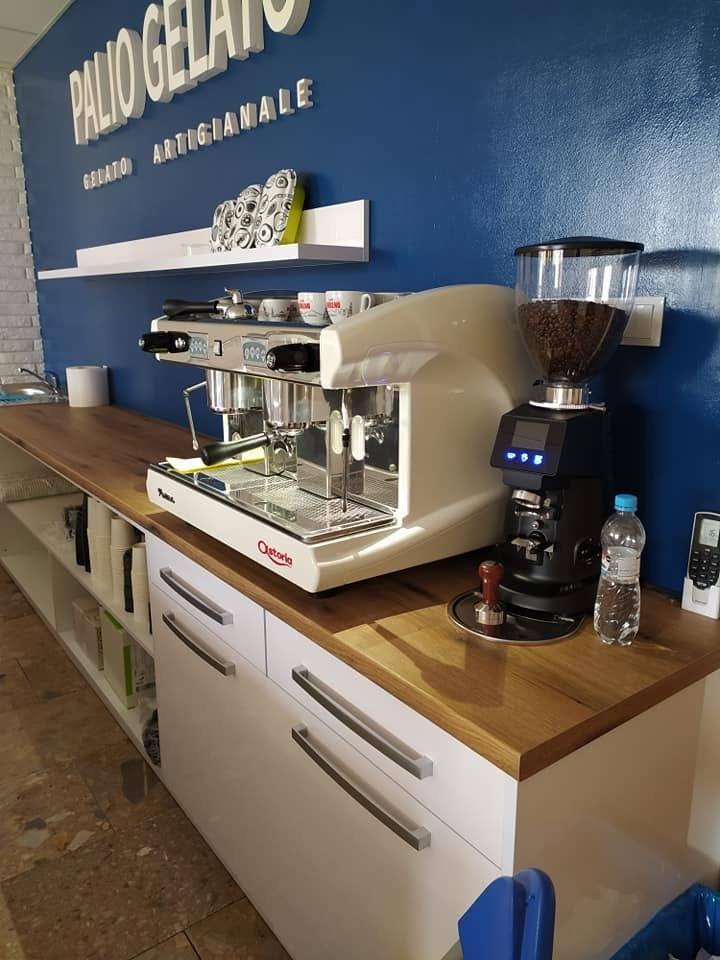 Kaffeebar mit weißen Laden und Eichenplatte in der Gelateria
