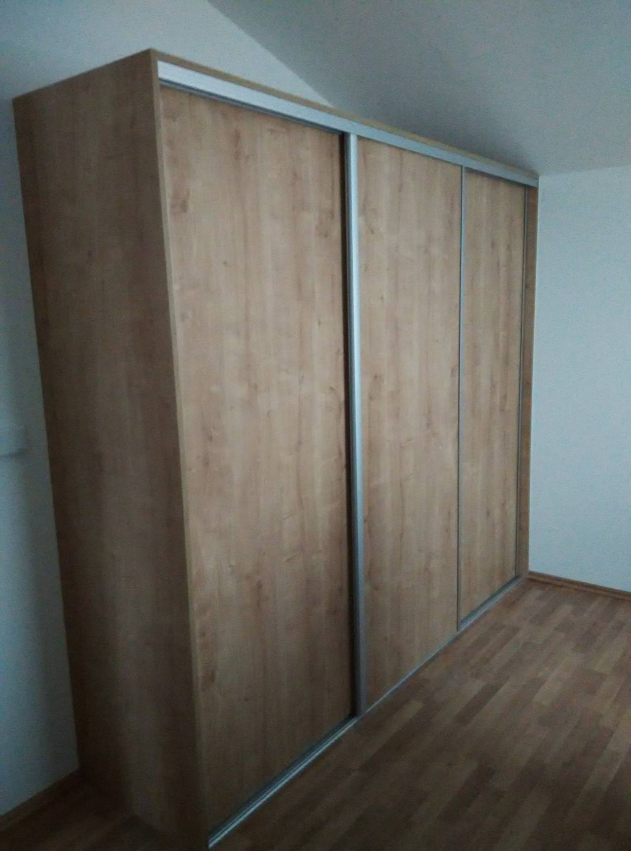 Eck-Eichenkasten mit schmalem Spiegelstreifen unter der Dachschräge