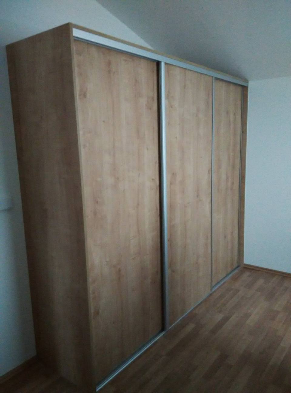 Eck-Eichenkasten mit schmalem Spiegelstreifen unter der Dachschräge