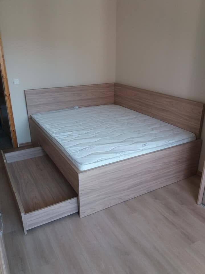 Eckbett in Eiche Sonoma mit herausgezogener Stauraumlade