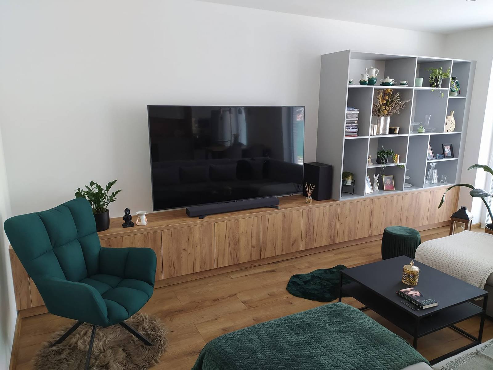 Eichen-TV-Set mit Bordregal und grünem Sessel