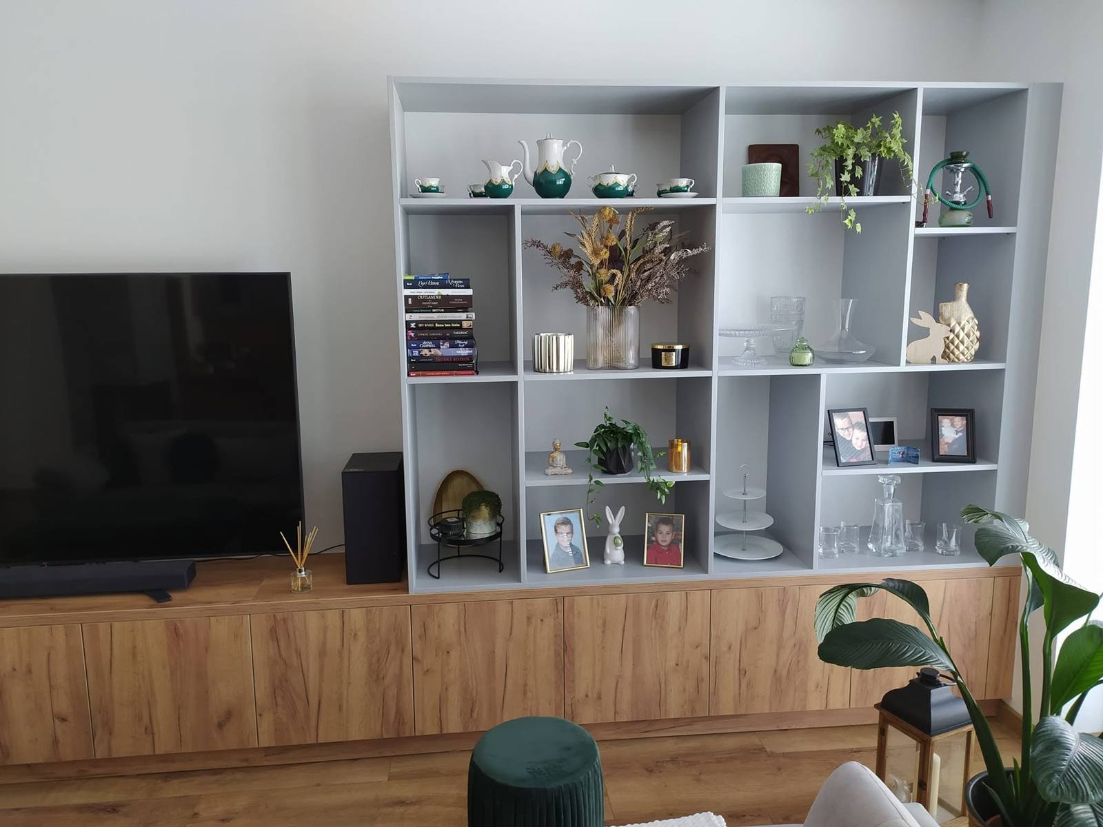Graues Regal mit asymmetrischen Borden und Eichen-TV-Möbel