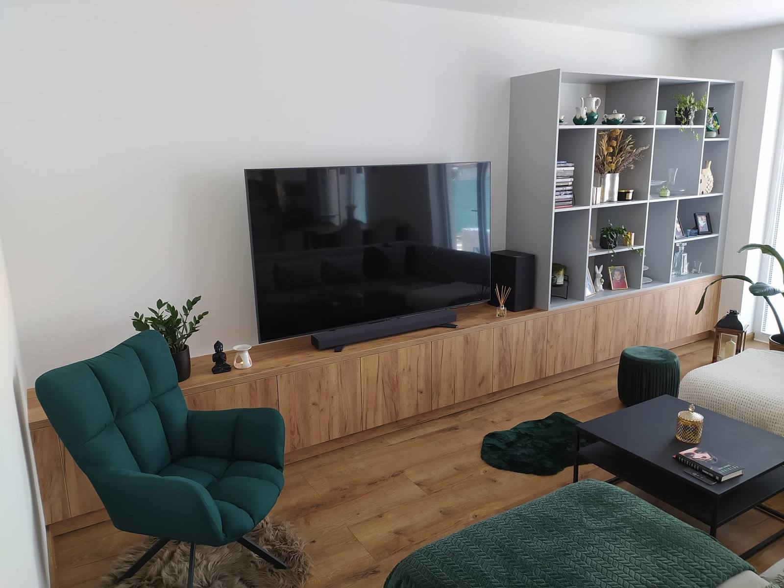 Wohnzimmer mit Eichen-TV-Möbel und grauem Regal