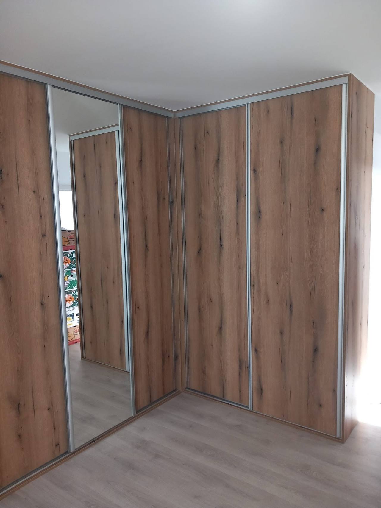 L-förmiger Kasten in Eichendekor mit Spiegel im Zimmer