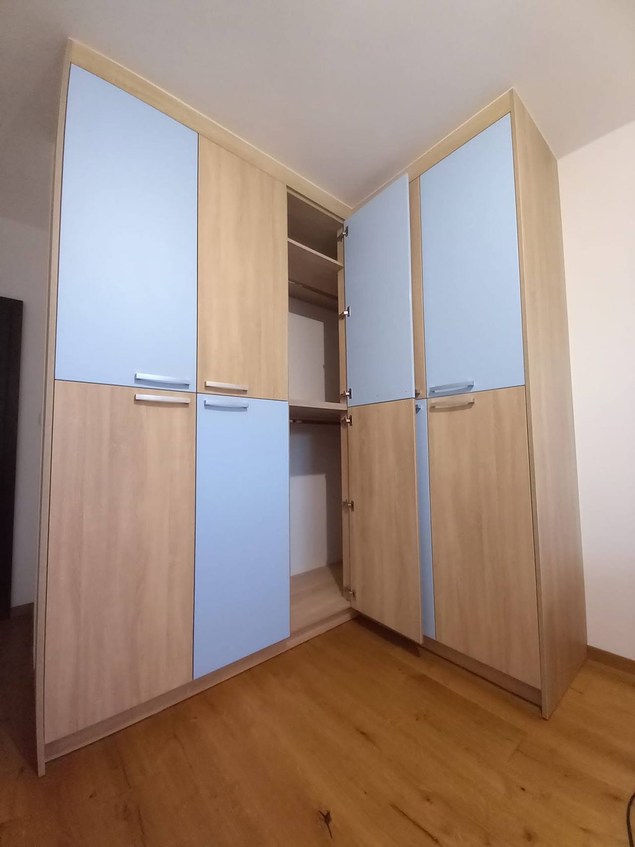 Eckkasten in Eiche und Hellblau mit offener Ecke
