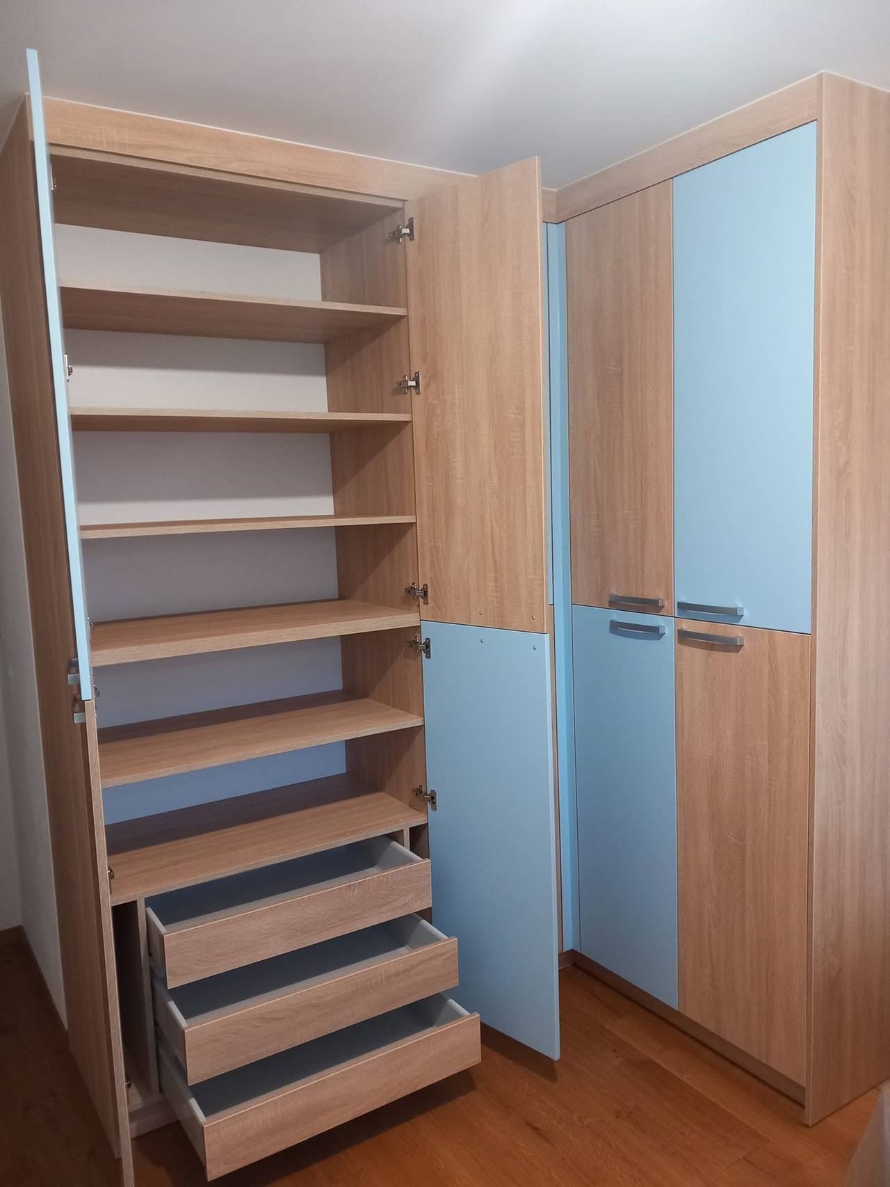 Fachböden und Laden in Eiche neben hellblauen Türen