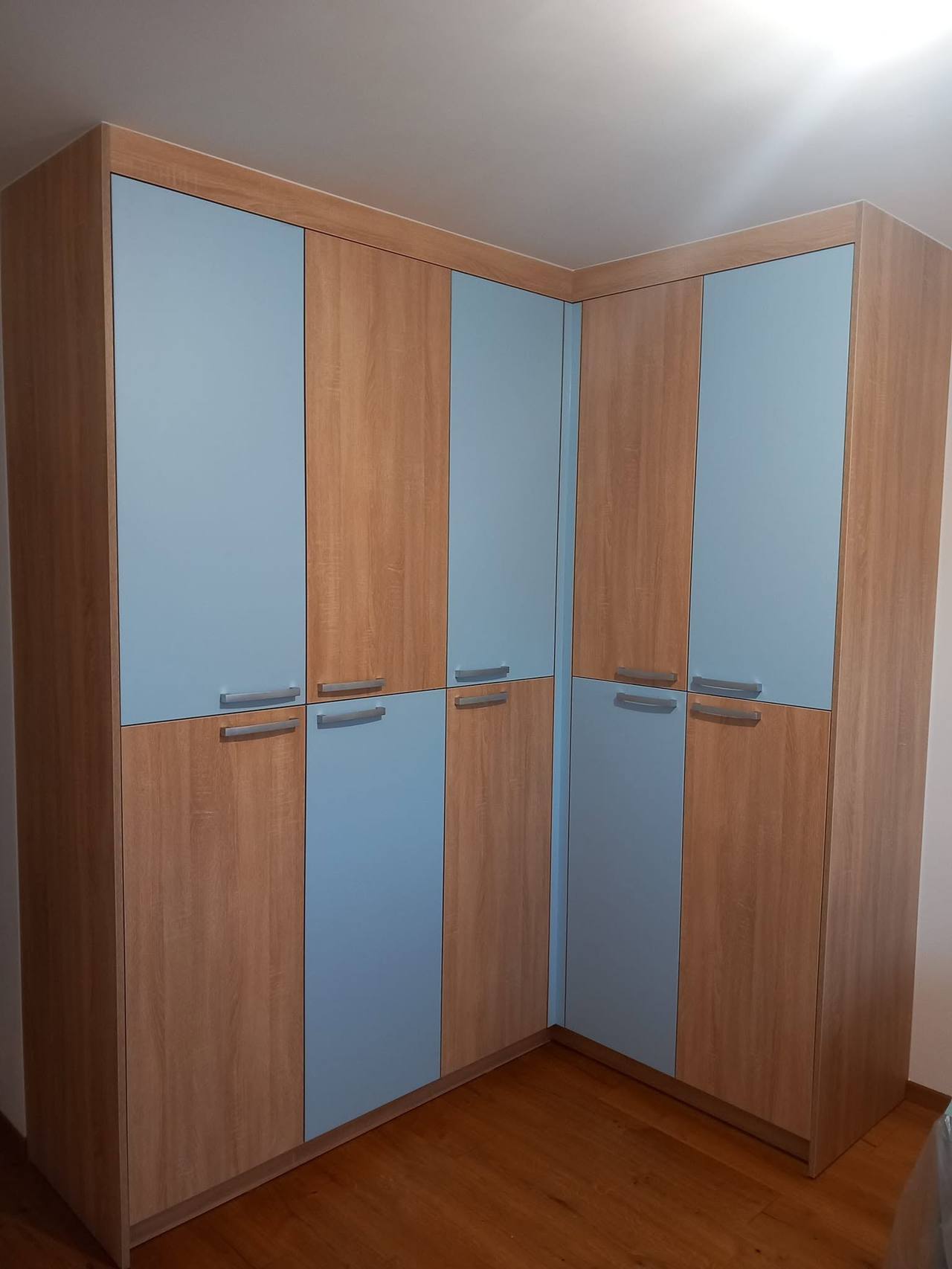 L-förmiger Kasten im Schachbrettwechsel aus Eiche und Blau
