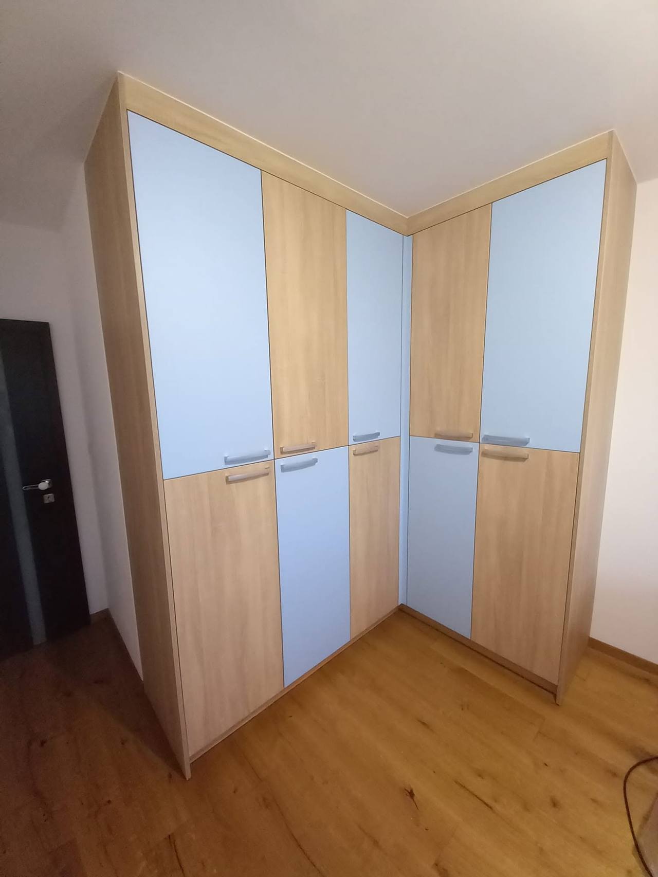 Eckkasten mit Türen in Eiche und Hellblau auf Holzboden