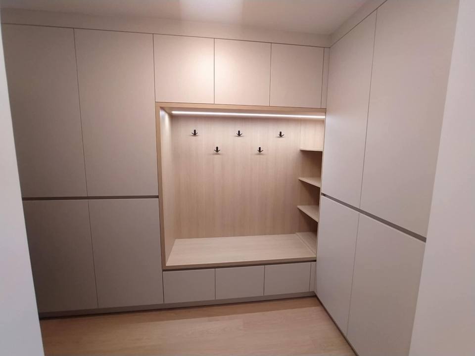 Eckkombination mit beleuchteter Nische und hohem Kasten rechts