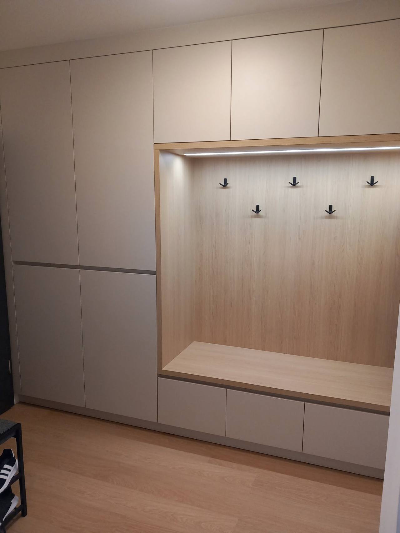 Helle Kästen bis zur Decke mit Eichennische und LED-Leiste