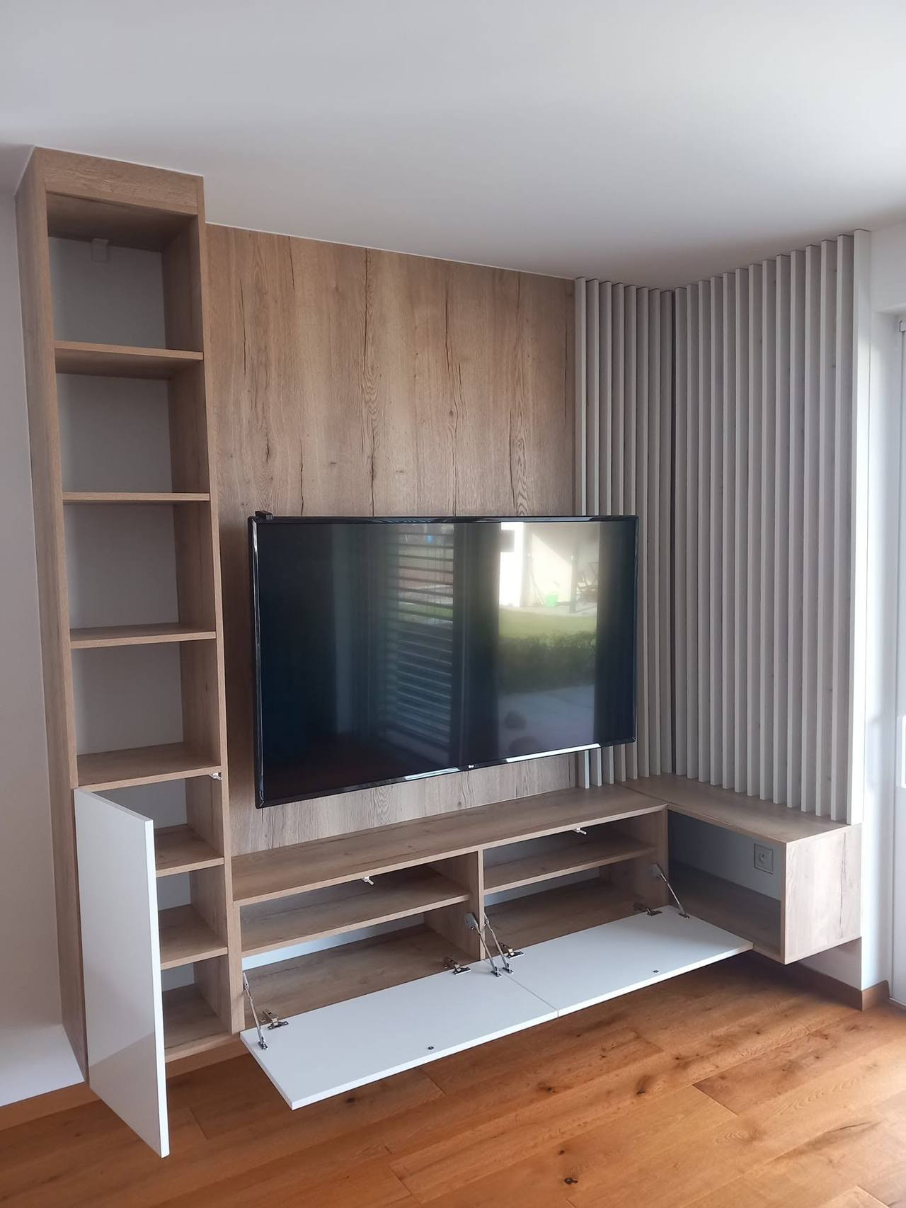 Eck-TV-Wand mit Eichenverkleidung, Borden und Lamellen