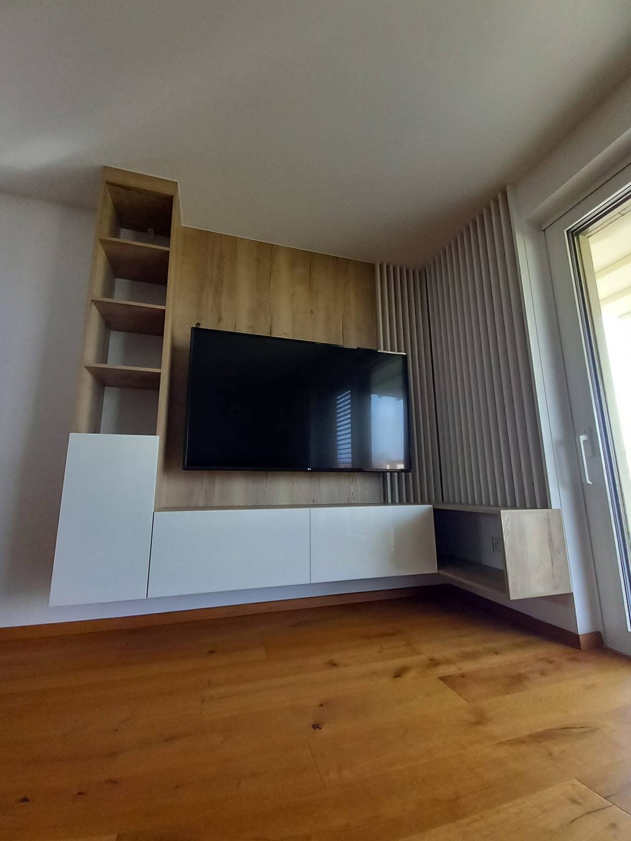 Eck-TV-Set mit Eichenpanel und weißen Fächern