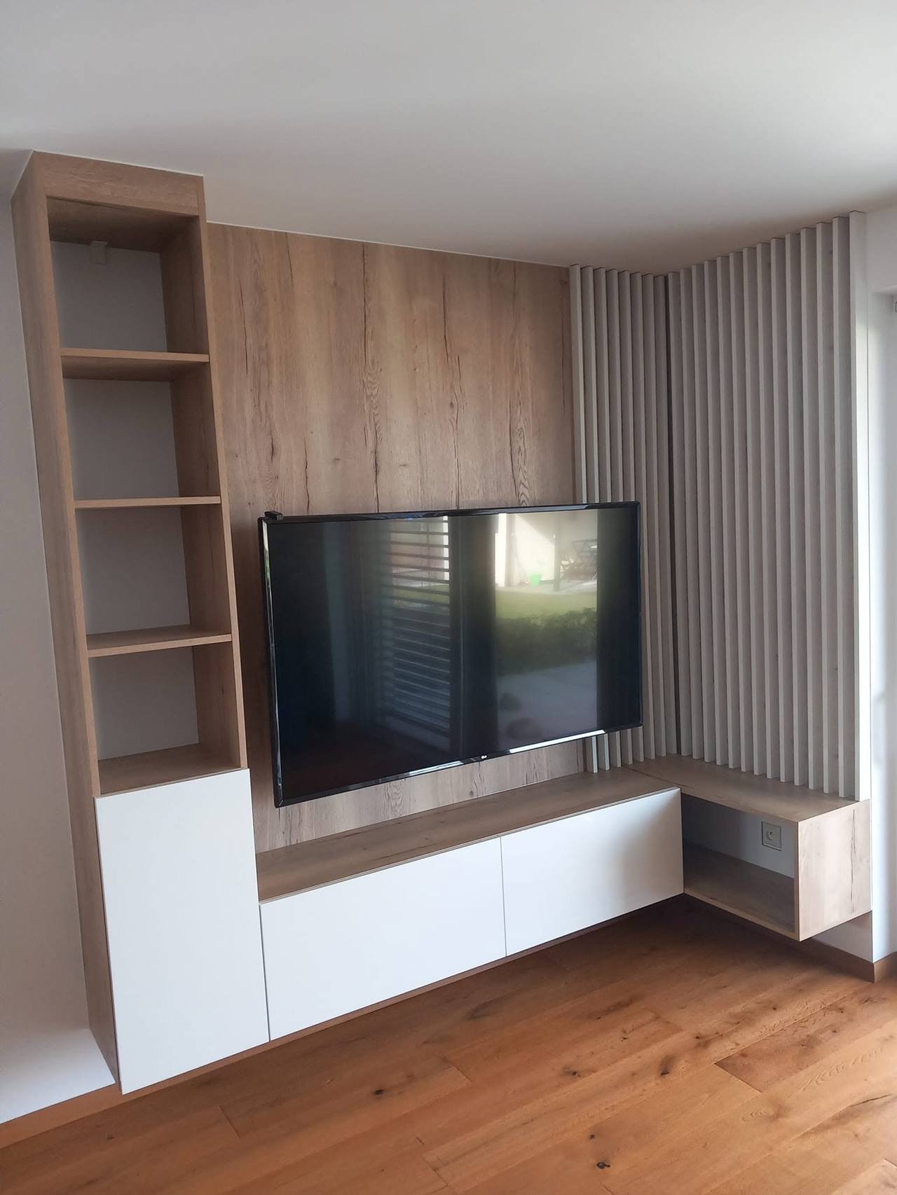 Eck-Eichen-TV-Wand mit weißen Fächern und Bordregal