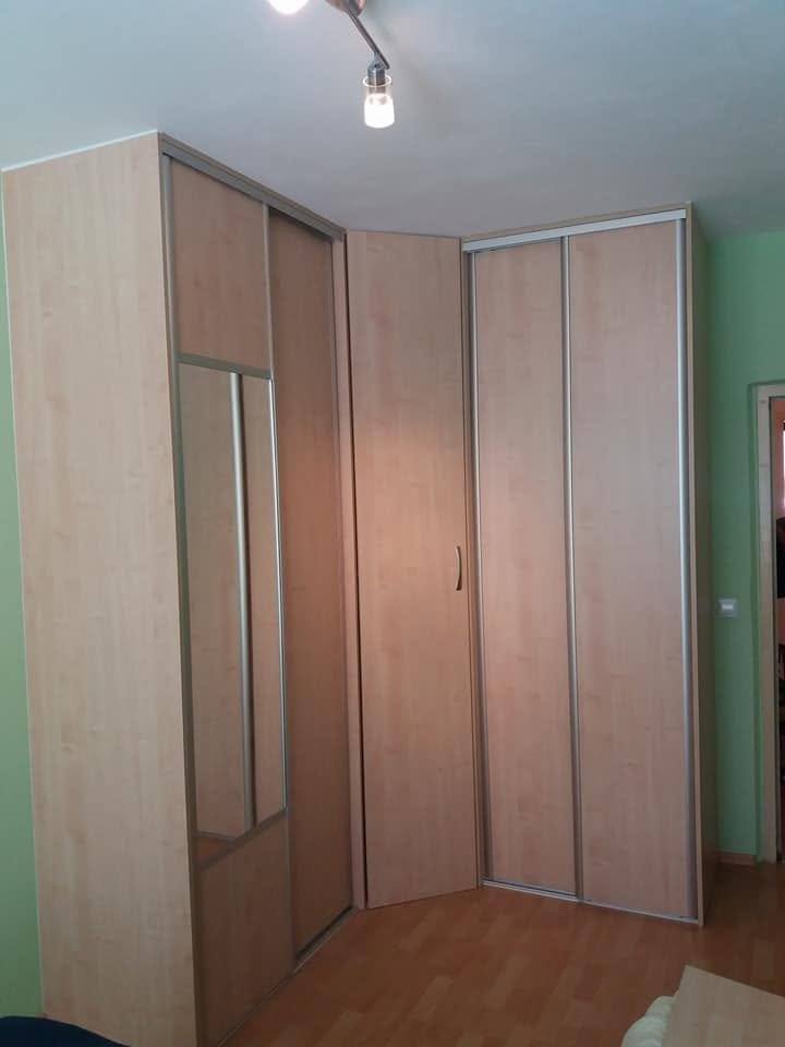 Eck-Einbaukasten mit Spiegel-Schiebetür im Schlafzimmer.