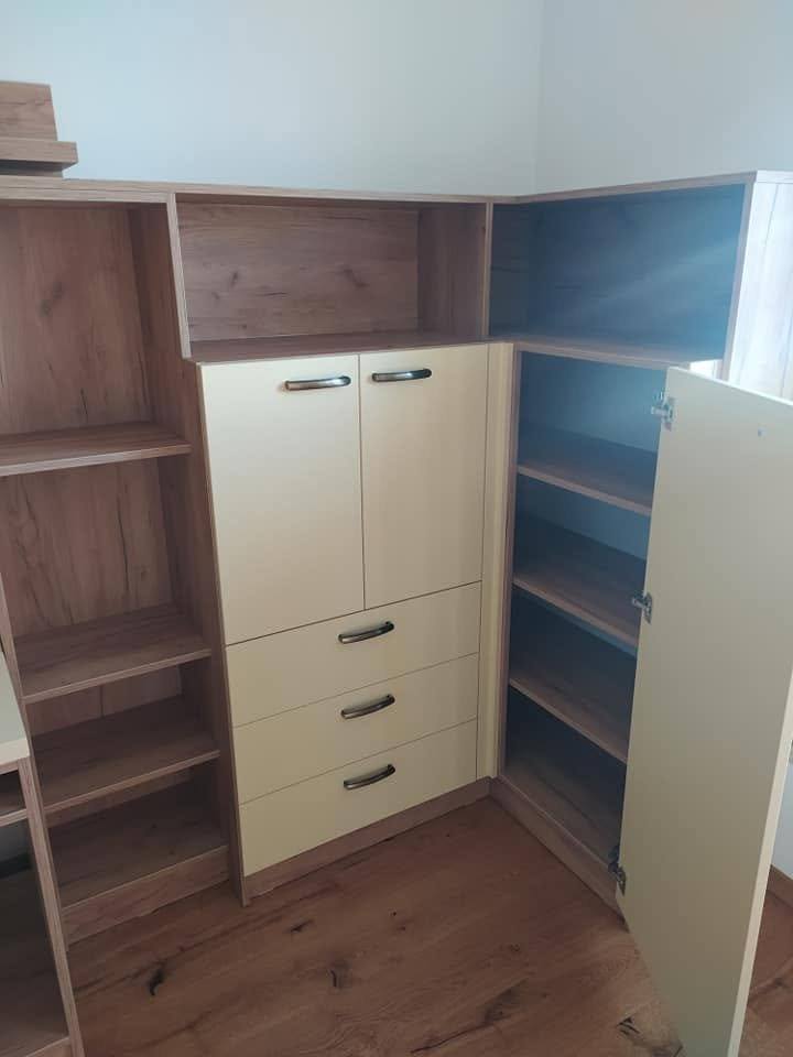 Eckkombination mit geöffneter Ecktür und Fachböden im Inneren