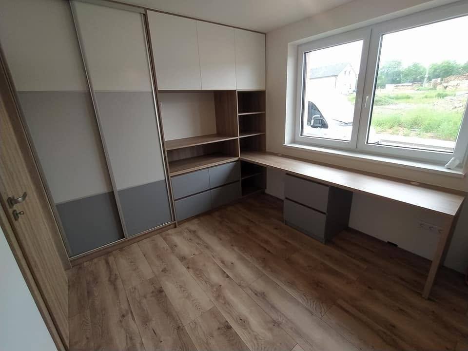 Študentská izba s posuvnou skriňou a rohovým písacím stolom
