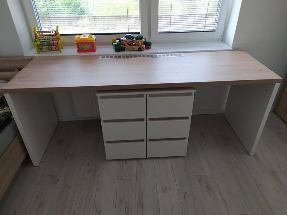 Schreibtisch mit Schubladencontainer unter dem Dachfenster