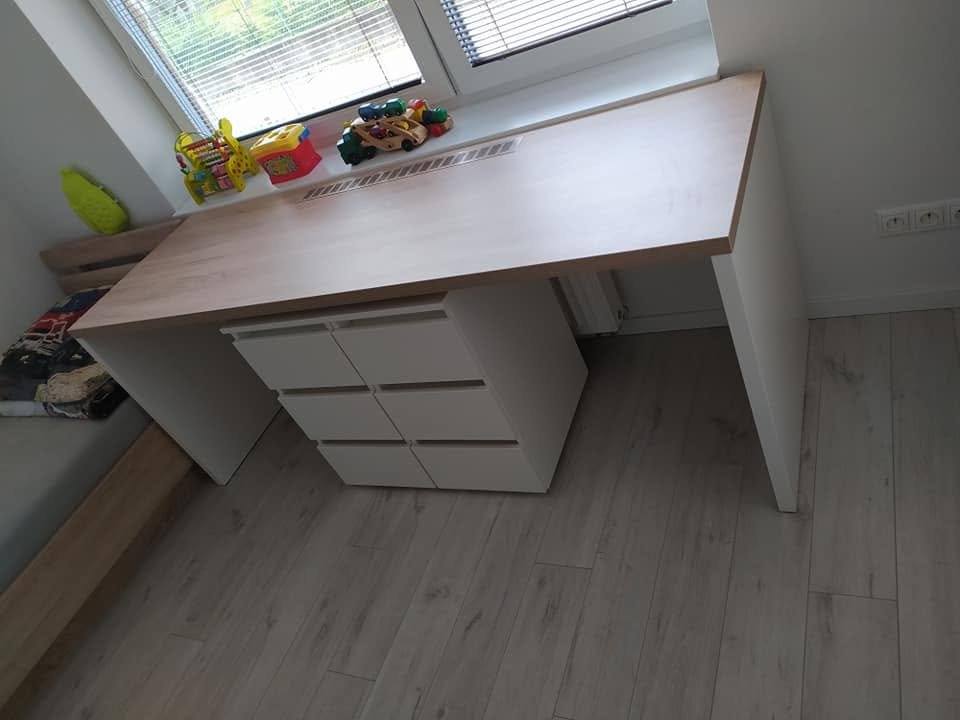 Seitenansicht des Schreibtisches mit weißem Container