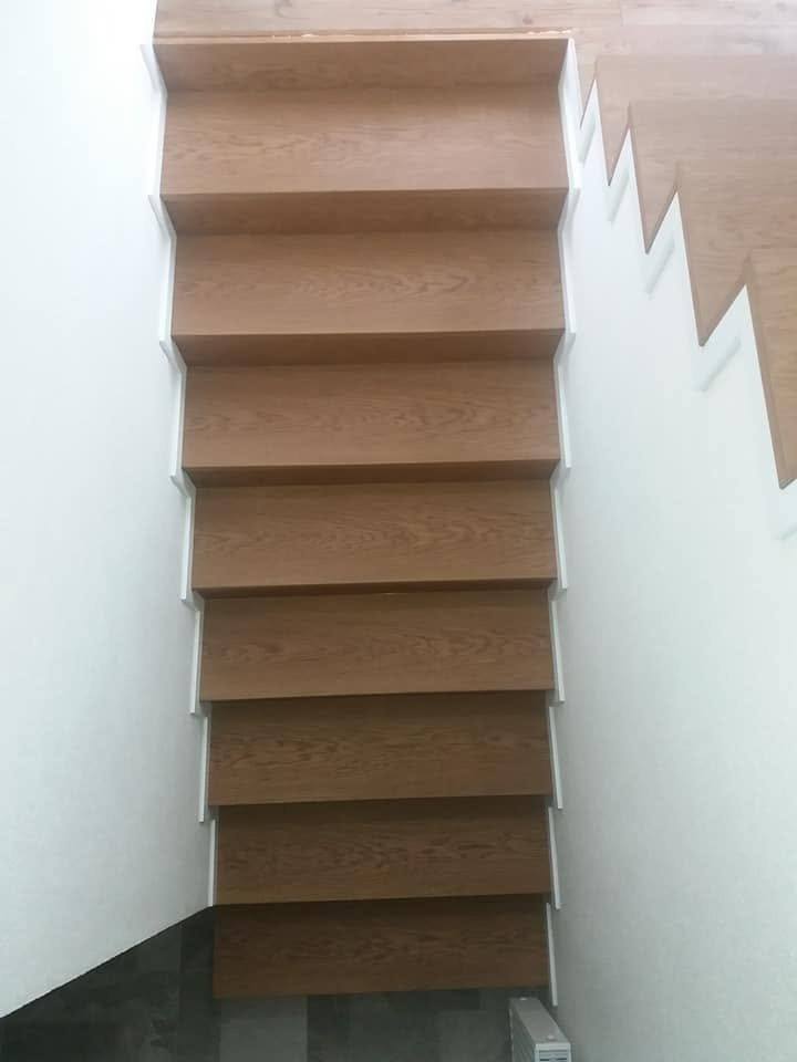 Schmalerer und steilerer Stiegenlauf mit dunkler erster Stufe