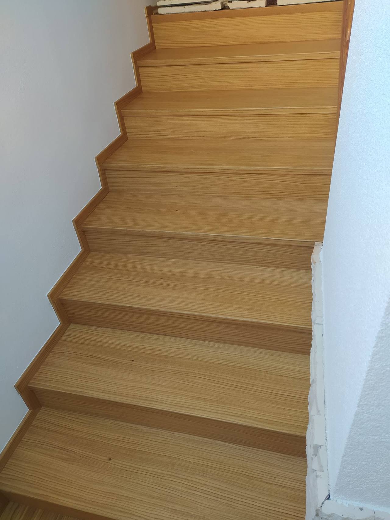Gerade Eichenstiege in Honigton von unten gesehen