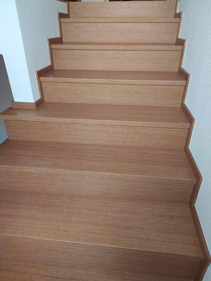 Gerade Stiege in heller Eiche von unten gesehen