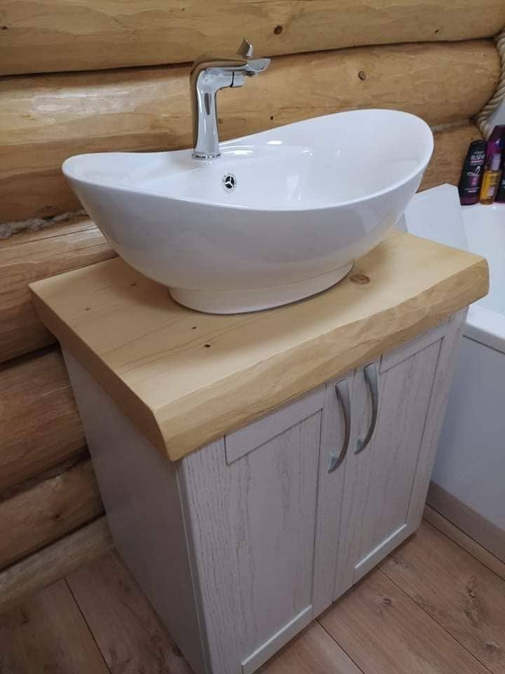 Rustikaler Waschtisch mit ovalem Becken im Blockhaus