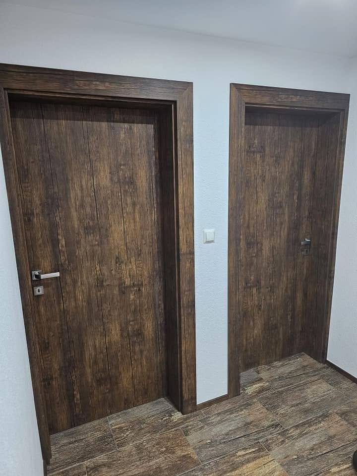 Zwei rustikale Türen im Dekor alter Eiche nebeneinander