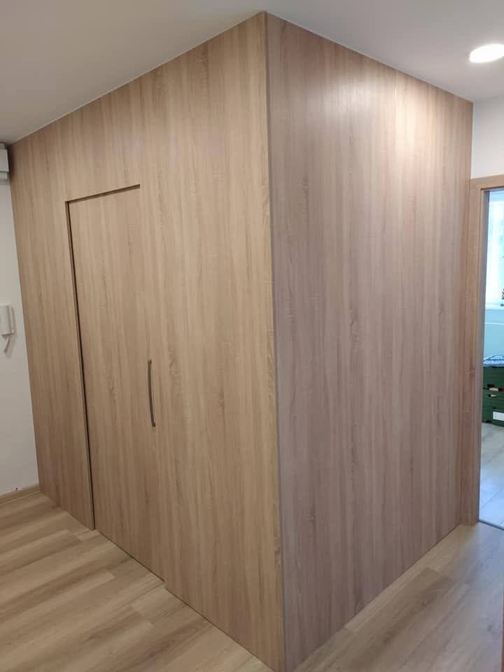 Schrankraum-Kubus in Eiche-Dekor mit flächenbündiger Tür und Griff