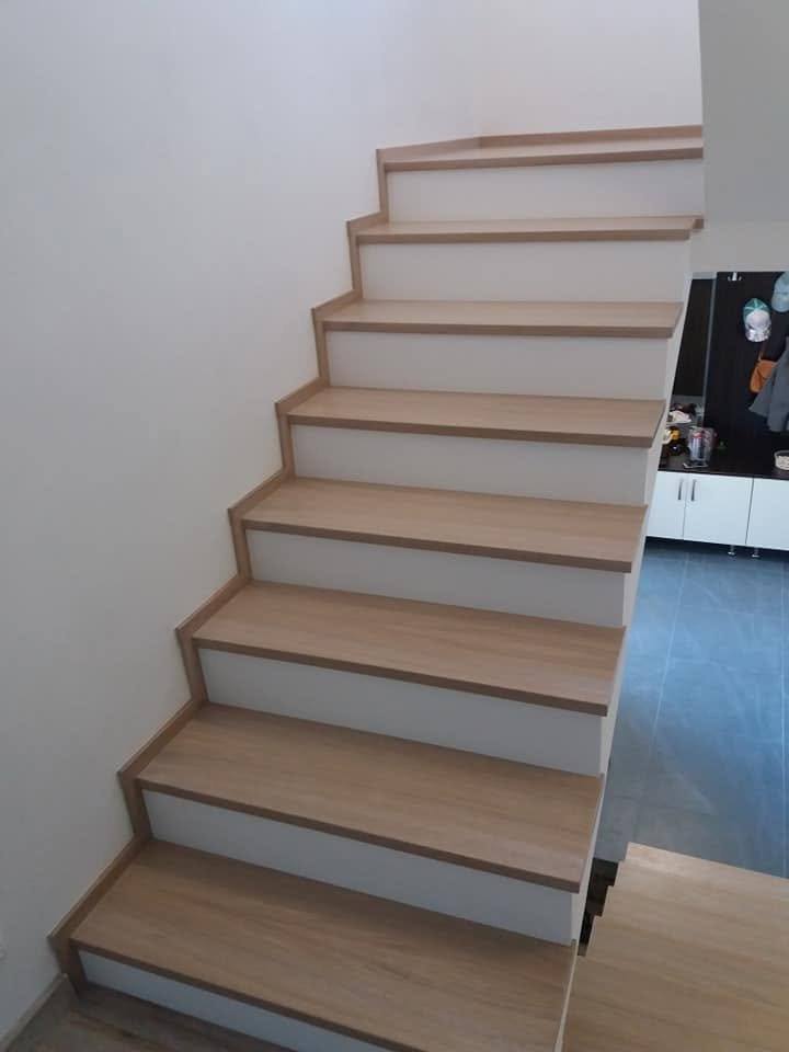 Eichenstiege mit weißen Setzstufen im Wohnbereich des Hauses