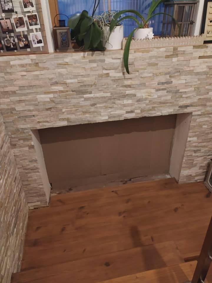 Eichenstufen der Stiege bei Wand mit Steinverkleidung