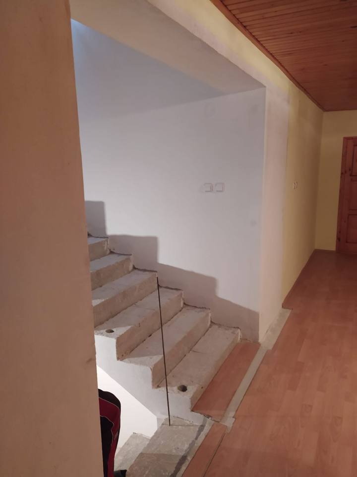 Verkleidete helle Stiege mit Glasgeländer im Vorzimmer