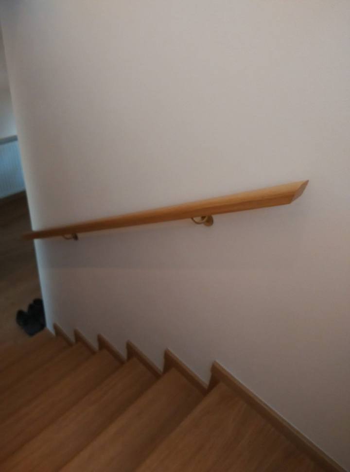 Eichen-Wandhandlauf über der nach unten führenden Stiege