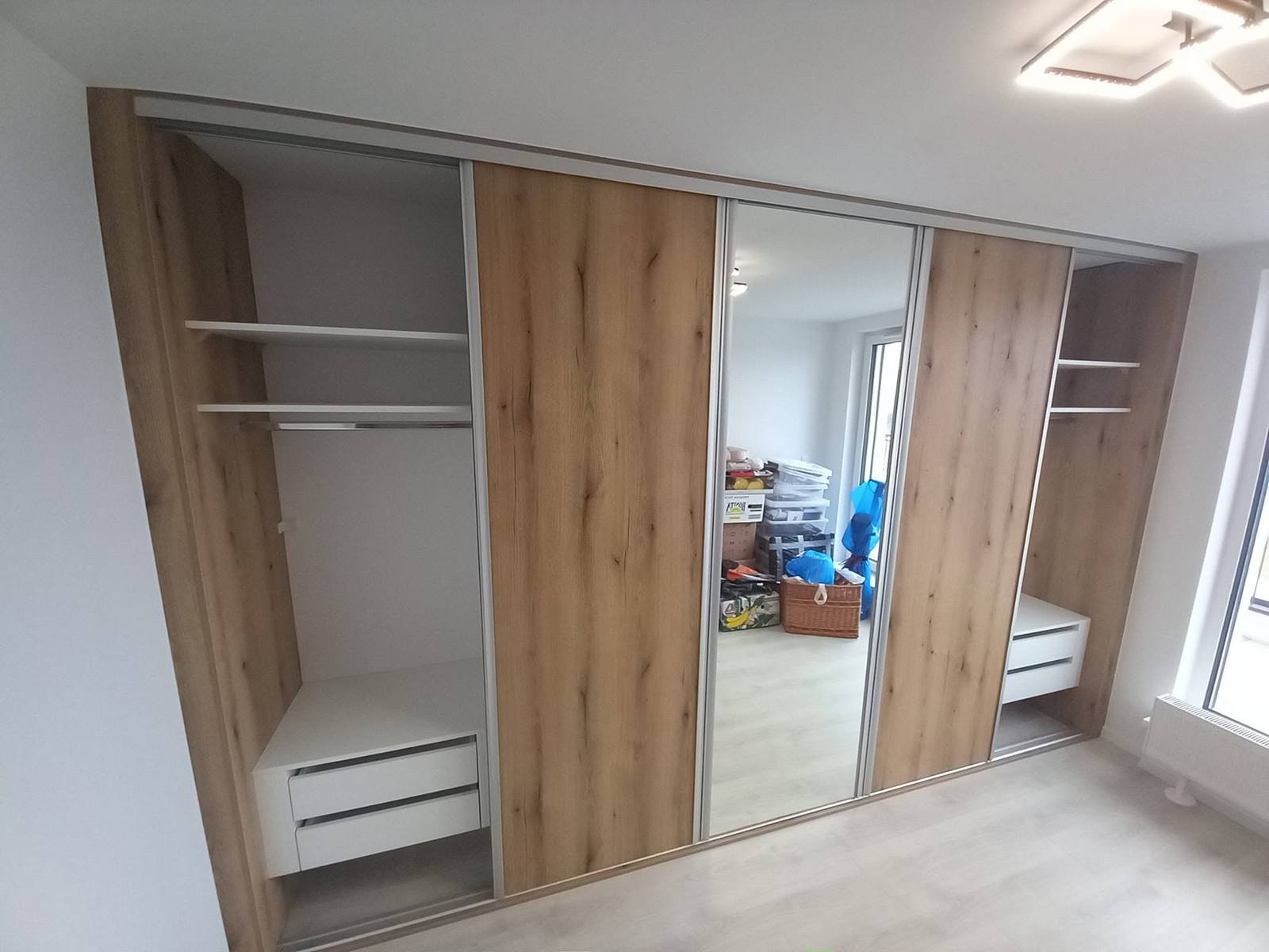 Offener Kasten in Eichendekor mit Spiegel, Hängebereich und Laden