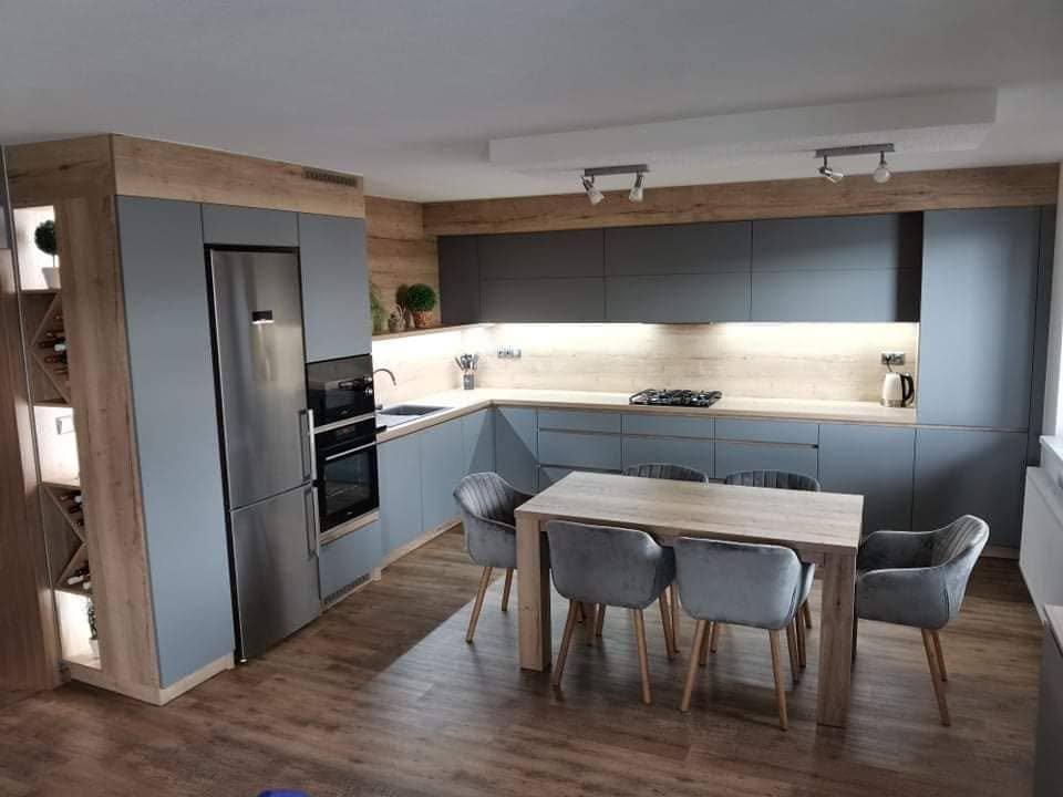 Hochkästen mit Kühlschrank im Eichenrahmen und Essplatz