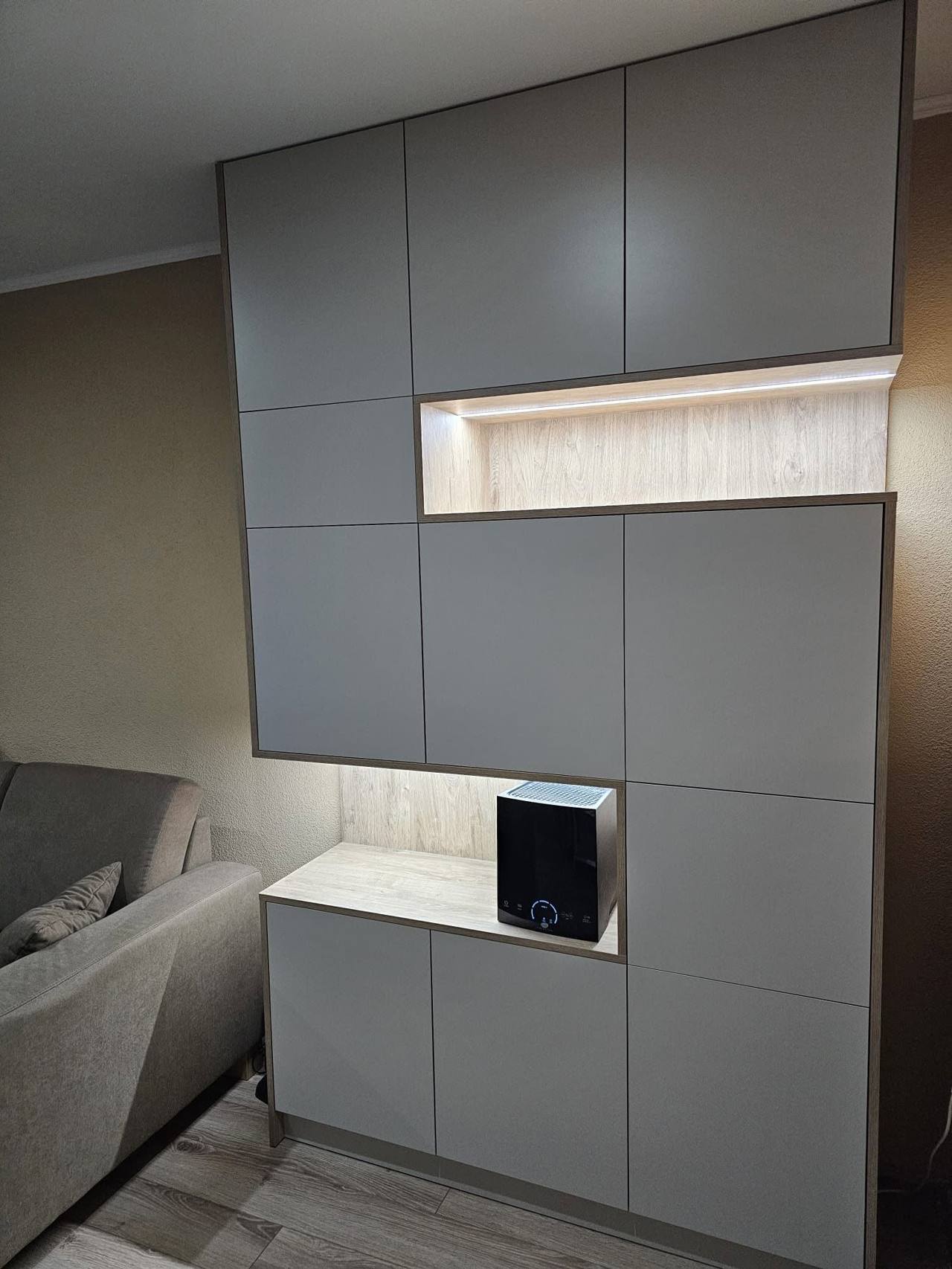 Graues griffleiste Set mit beleuchteter Eichennische im Wohnzimmer