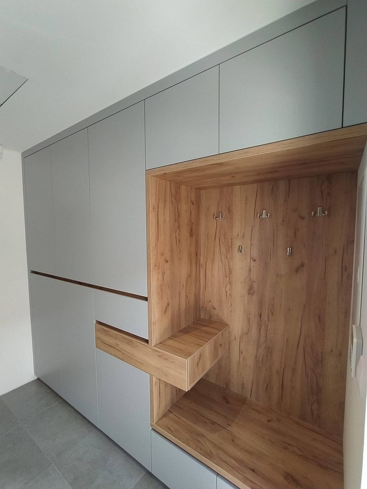 Eichennische mit Haken, Sitzbank und auskragender Ablage