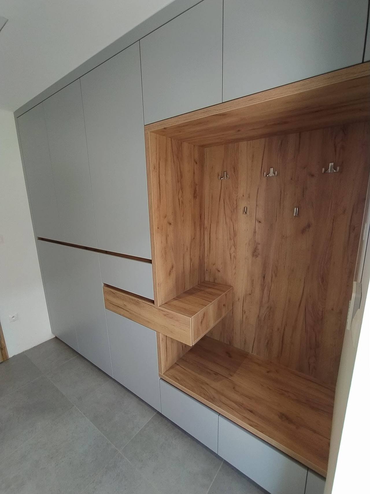 Schrägansicht der Eichennische in der grauen Vorzimmerwand