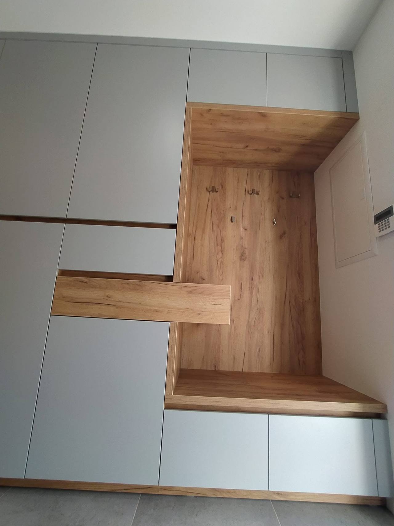 Nische mit Sitzbank und grauen Laden darunter